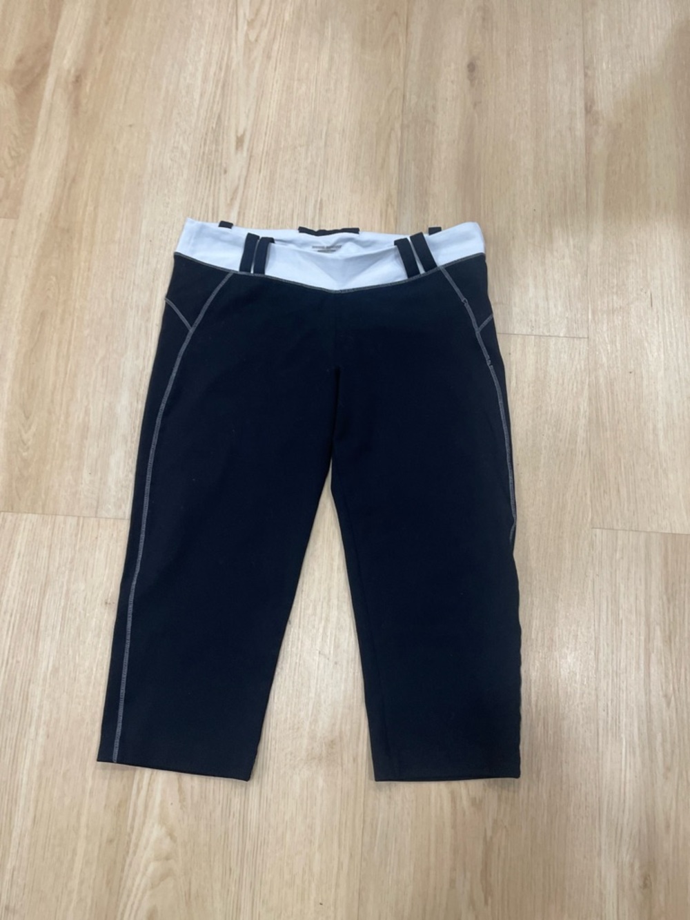 Vintage Y2K activewear Bebe Sport black & white capri leggings size Medium